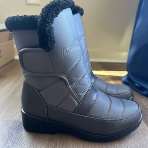 Women's Gray Insulated Winter Boot with Faux Fur Collar